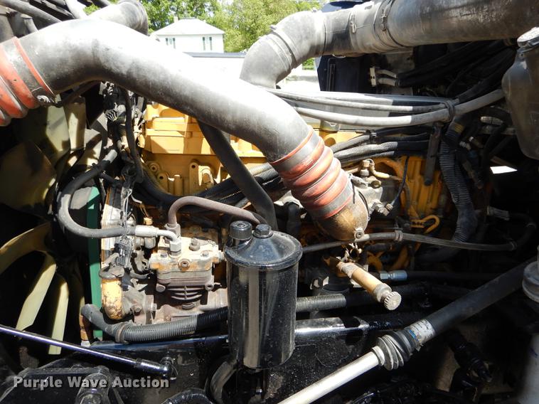 image for item DE8399 2005 Kenworth T800 semi truck