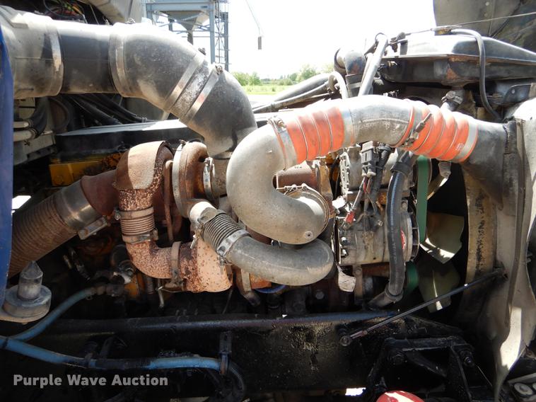 image for item DE8399 2005 Kenworth T800 semi truck