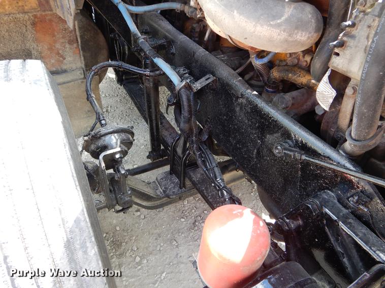 image for item DE8399 2005 Kenworth T800 semi truck