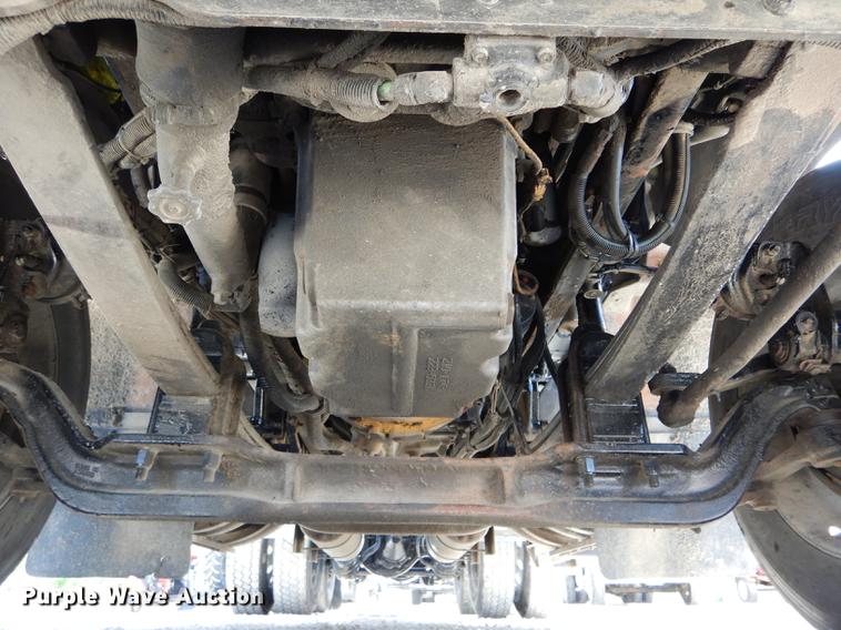 image for item DE8399 2005 Kenworth T800 semi truck