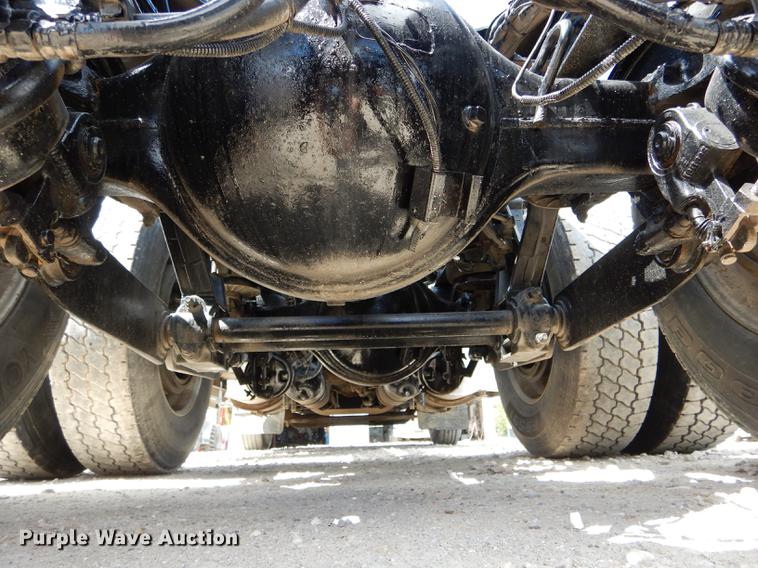 image for item DE8399 2005 Kenworth T800 semi truck