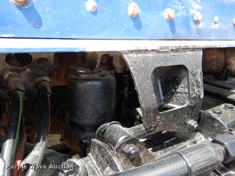 image for item DE8399 2005 Kenworth T800 semi truck