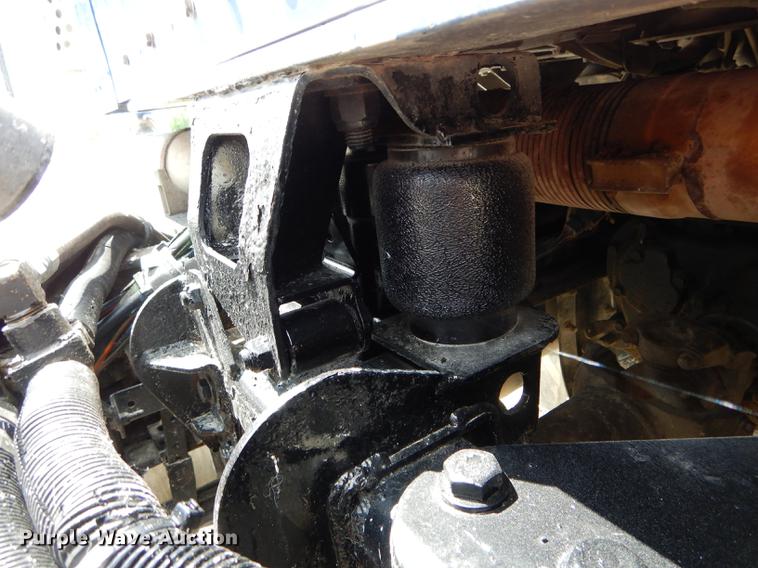 image for item DE8399 2005 Kenworth T800 semi truck