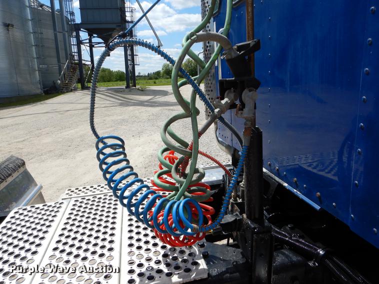 image for item DE8399 2005 Kenworth T800 semi truck