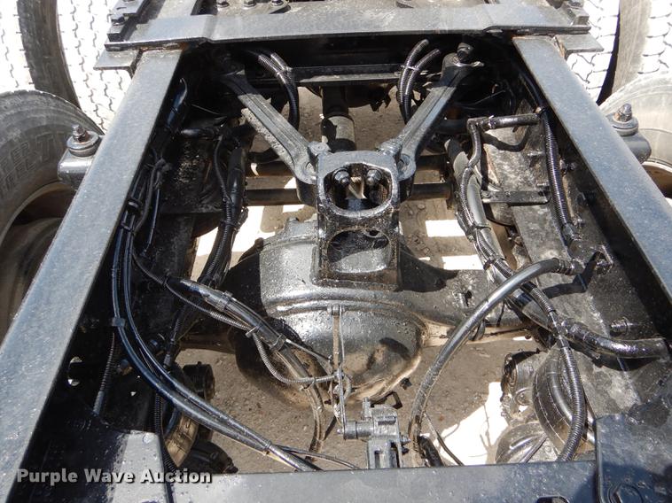 image for item DE8399 2005 Kenworth T800 semi truck