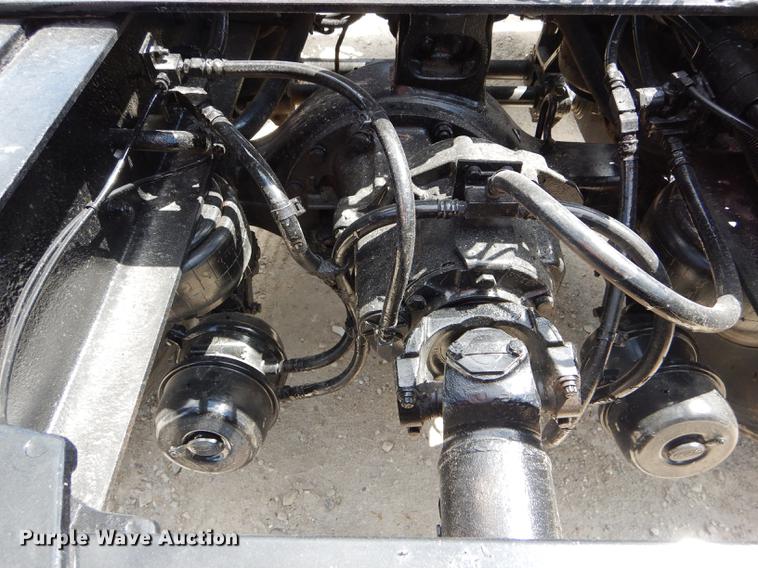 image for item DE8399 2005 Kenworth T800 semi truck