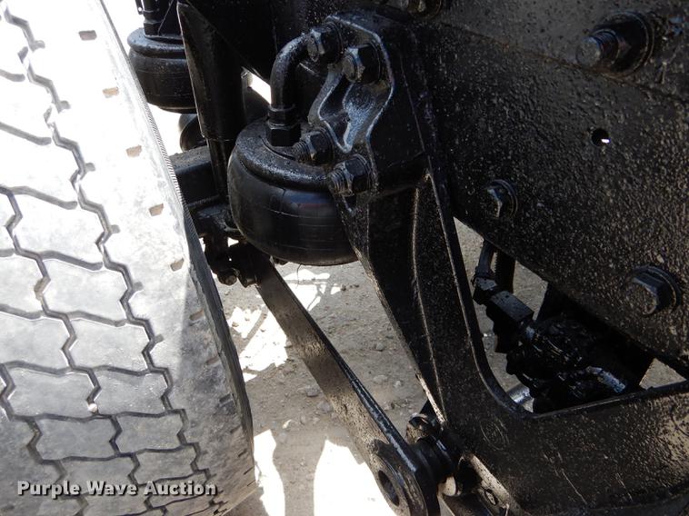 image for item DE8399 2005 Kenworth T800 semi truck