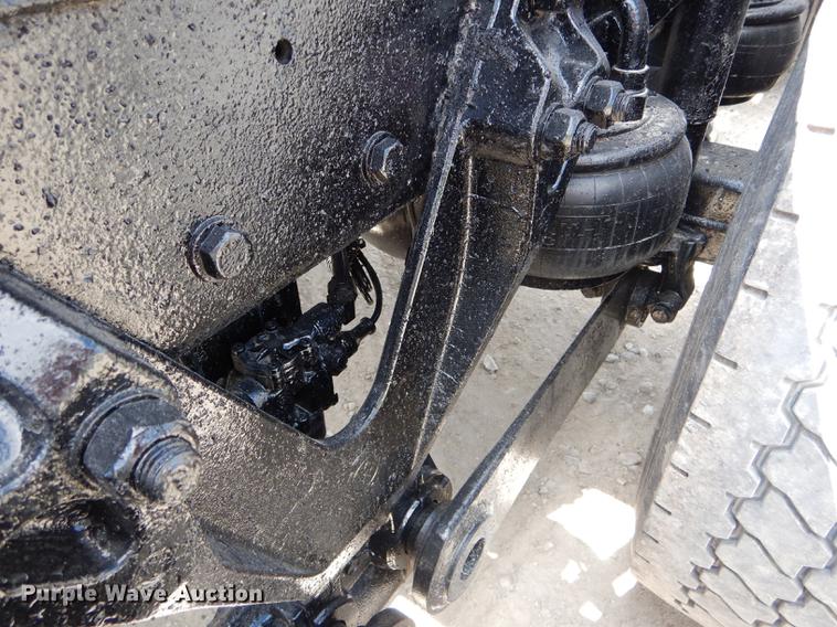 image for item DE8399 2005 Kenworth T800 semi truck