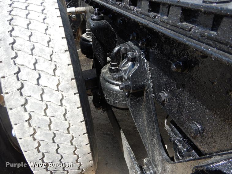 image for item DE8399 2005 Kenworth T800 semi truck