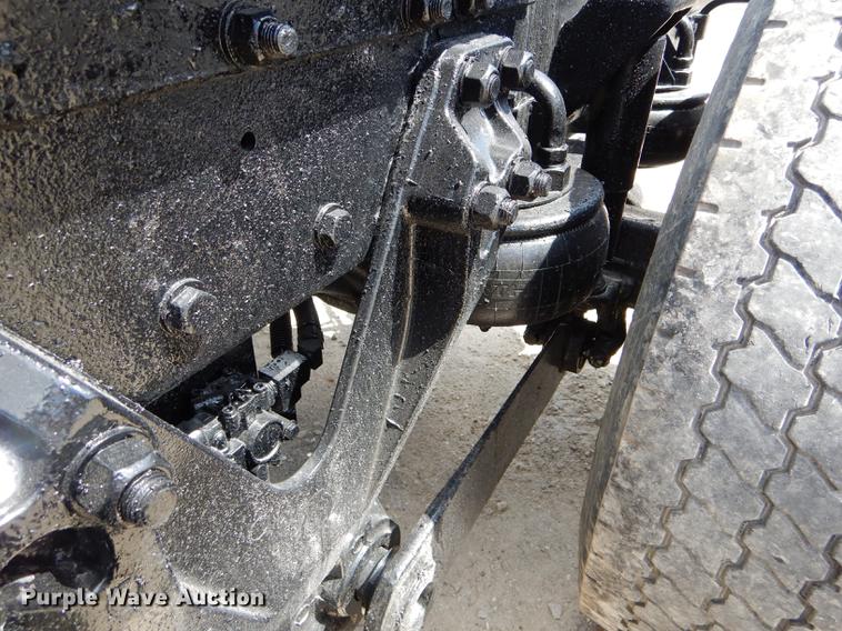 image for item DE8399 2005 Kenworth T800 semi truck