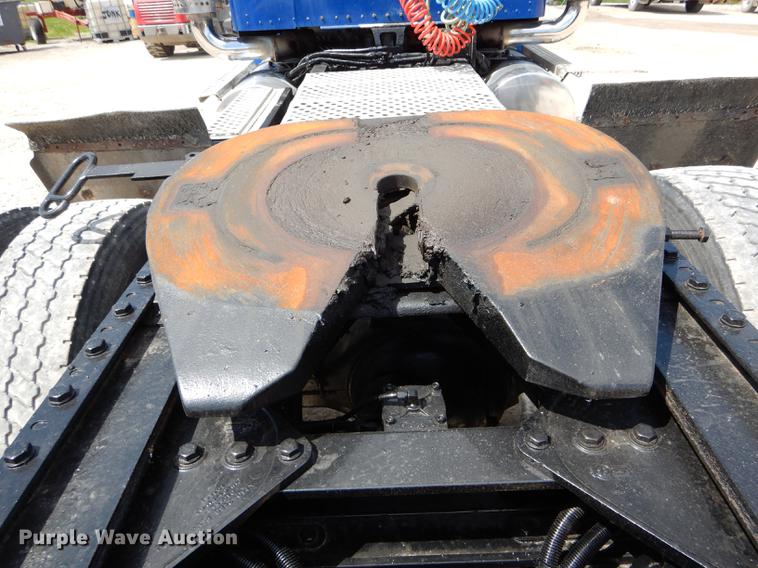 image for item DE8399 2005 Kenworth T800 semi truck