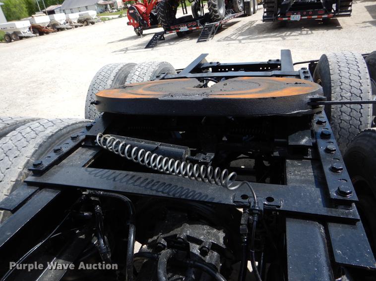 image for item DE8399 2005 Kenworth T800 semi truck