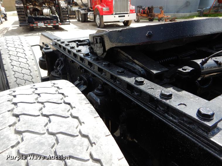 image for item DE8399 2005 Kenworth T800 semi truck