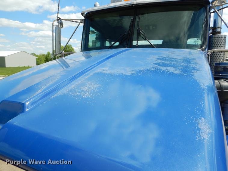 image for item DE8399 2005 Kenworth T800 semi truck