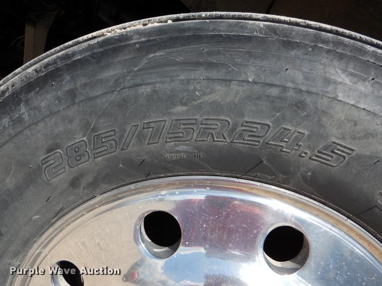 image for item DE8399 2005 Kenworth T800 semi truck