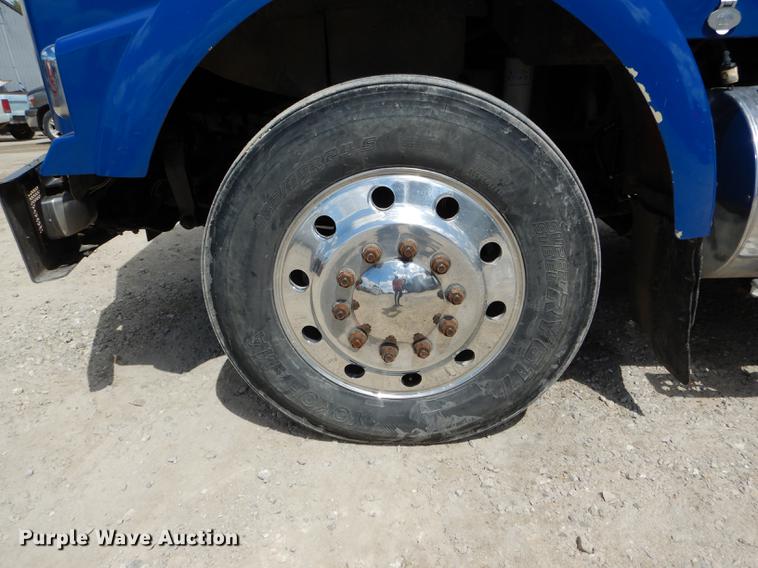 image for item DE8399 2005 Kenworth T800 semi truck