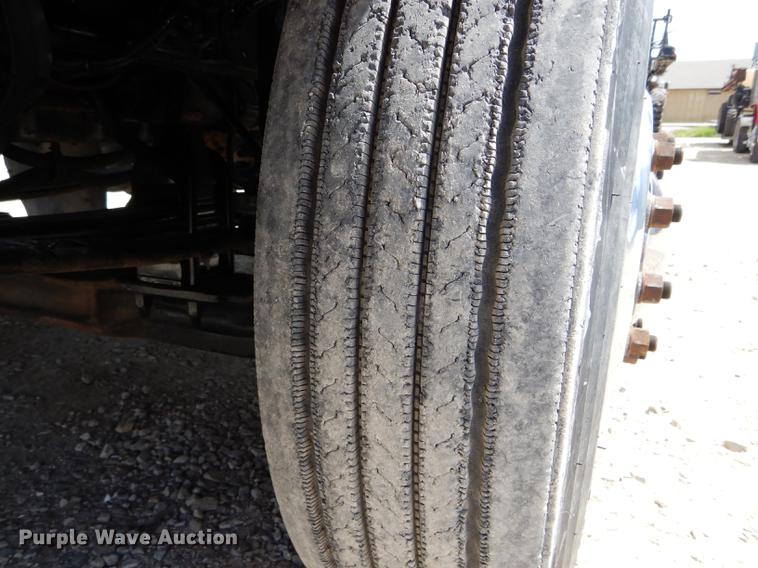 image for item DE8399 2005 Kenworth T800 semi truck