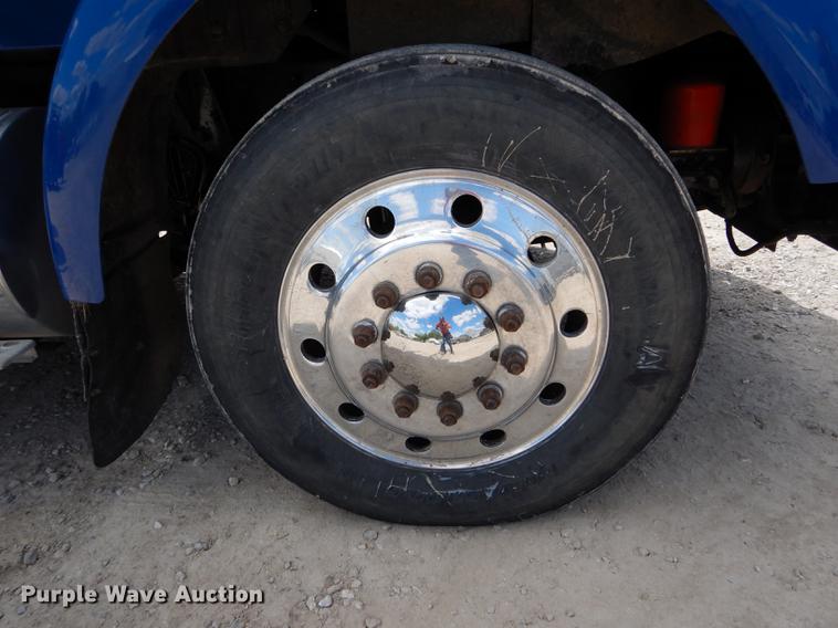 image for item DE8399 2005 Kenworth T800 semi truck