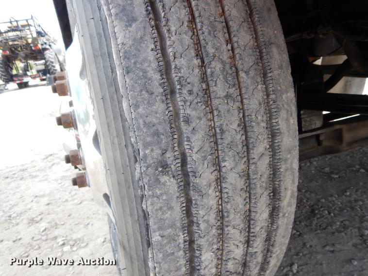 image for item DE8399 2005 Kenworth T800 semi truck