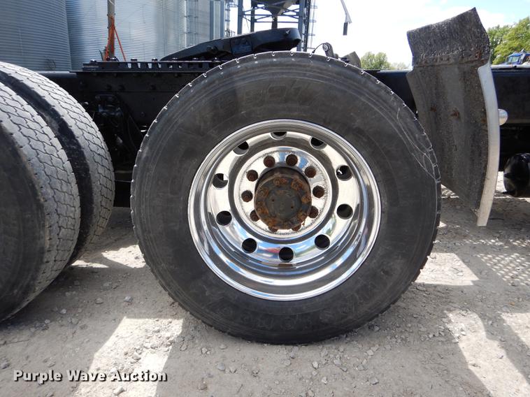 image for item DE8399 2005 Kenworth T800 semi truck