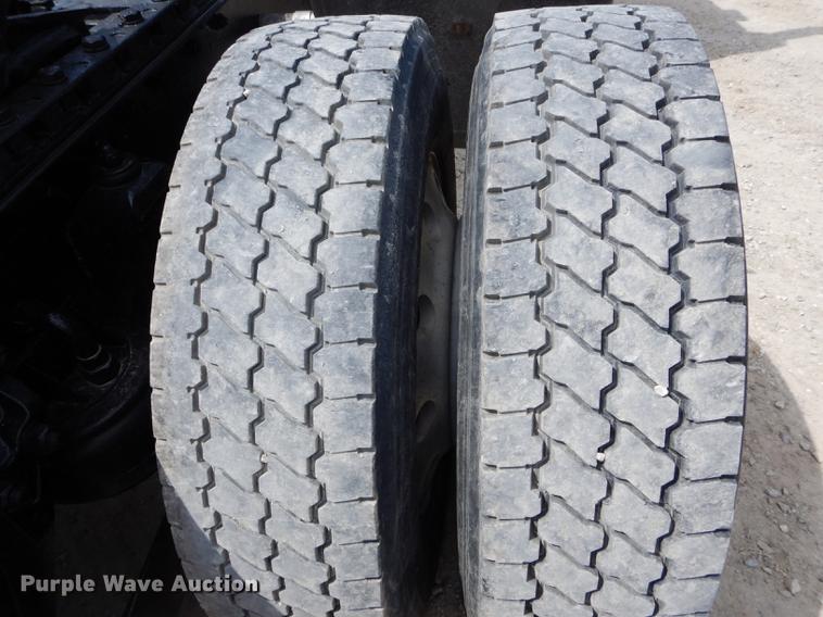 image for item DE8399 2005 Kenworth T800 semi truck