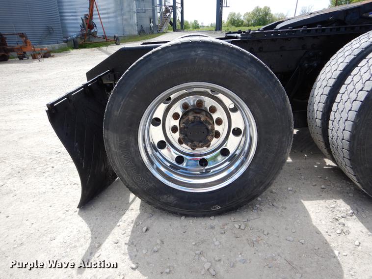 image for item DE8399 2005 Kenworth T800 semi truck