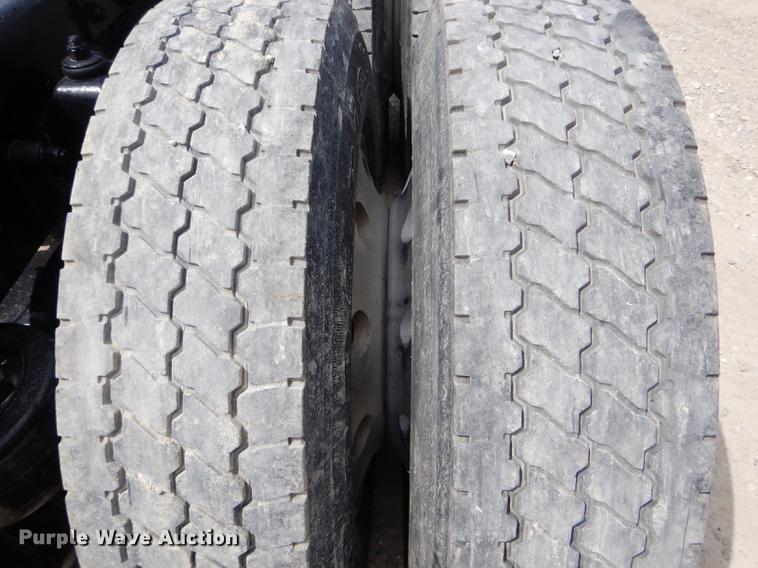 image for item DE8399 2005 Kenworth T800 semi truck