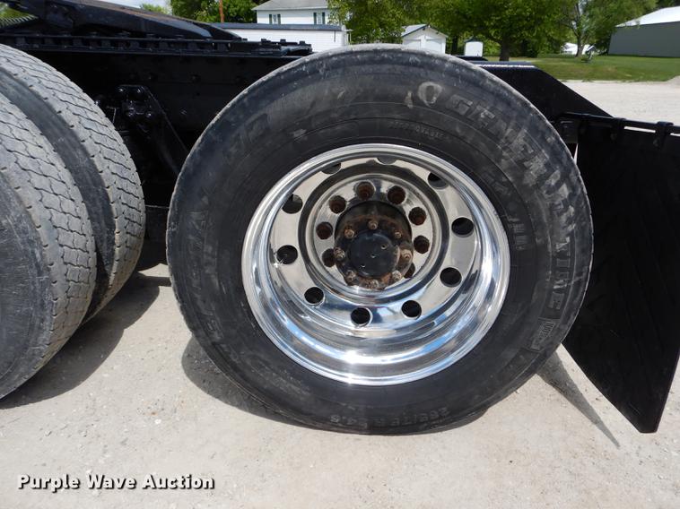 image for item DE8399 2005 Kenworth T800 semi truck