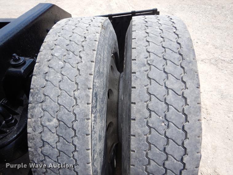 image for item DE8399 2005 Kenworth T800 semi truck