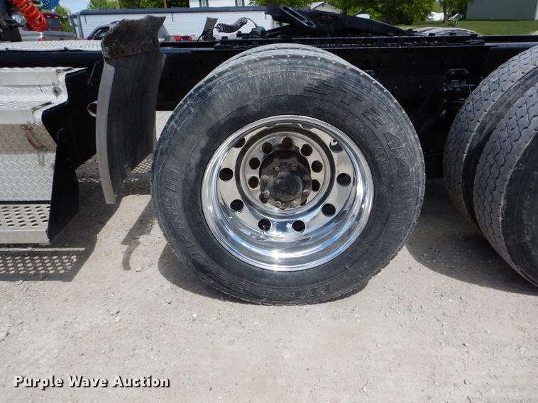 image for item DE8399 2005 Kenworth T800 semi truck