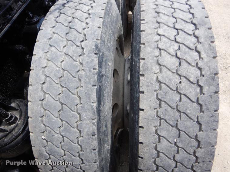 image for item DE8399 2005 Kenworth T800 semi truck