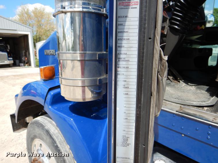 image for item DE8399 2005 Kenworth T800 semi truck