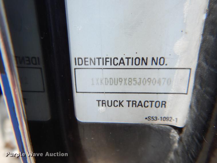 image for item DE8399 2005 Kenworth T800 semi truck