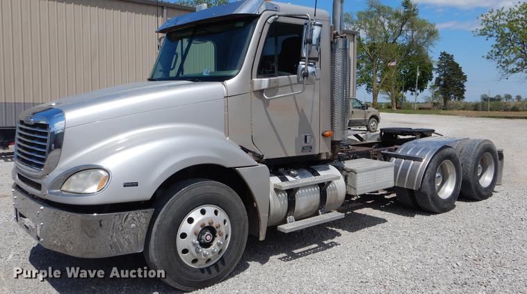 image for item DE8411 2004 Freightliner Columbia semi truck