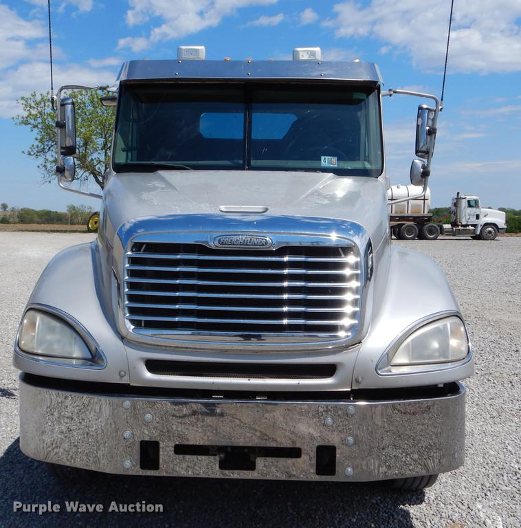 image for item DE8411 2004 Freightliner Columbia semi truck