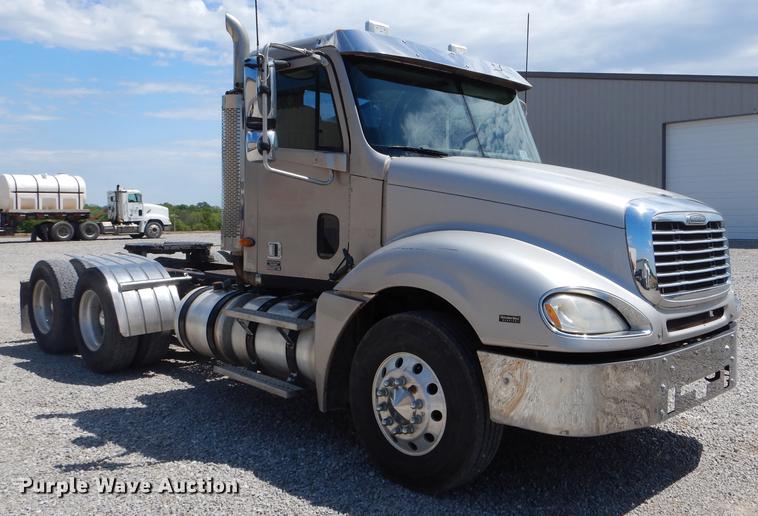 image for item DE8411 2004 Freightliner Columbia semi truck