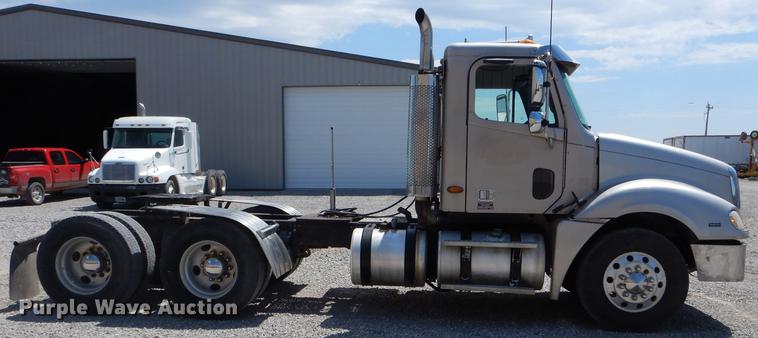 image for item DE8411 2004 Freightliner Columbia semi truck