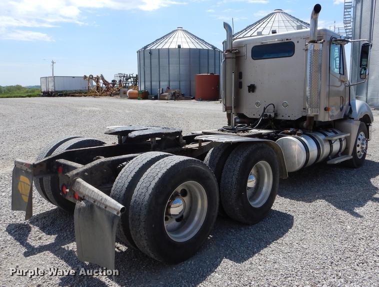 image for item DE8411 2004 Freightliner Columbia semi truck