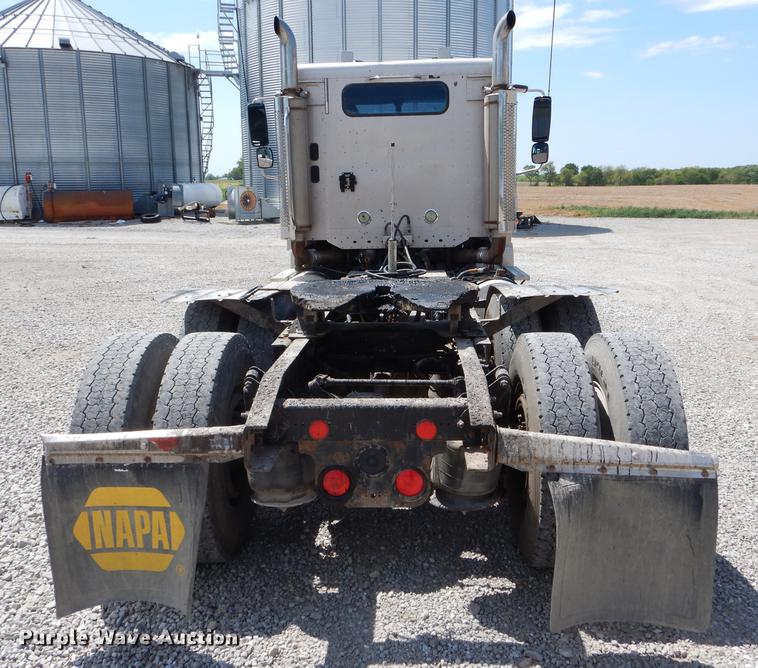 image for item DE8411 2004 Freightliner Columbia semi truck