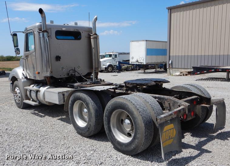 image for item DE8411 2004 Freightliner Columbia semi truck