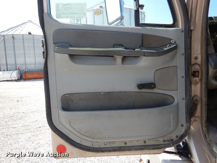 image for item DE8411 2004 Freightliner Columbia semi truck