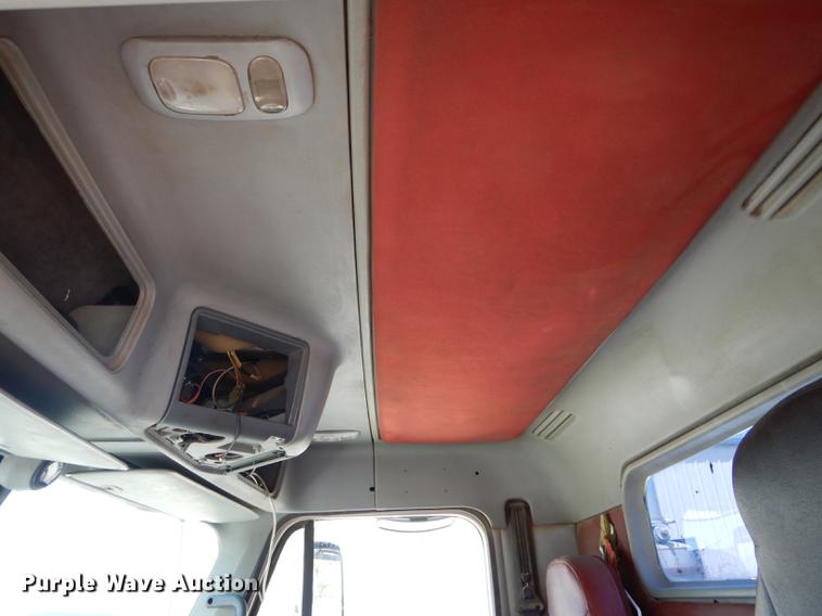 image for item DE8411 2004 Freightliner Columbia semi truck