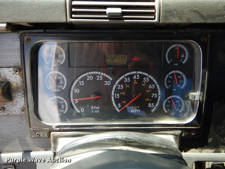 image for item DE8411 2004 Freightliner Columbia semi truck