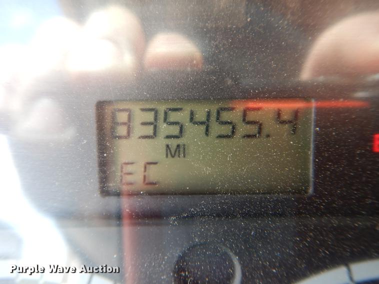 image for item DE8411 2004 Freightliner Columbia semi truck