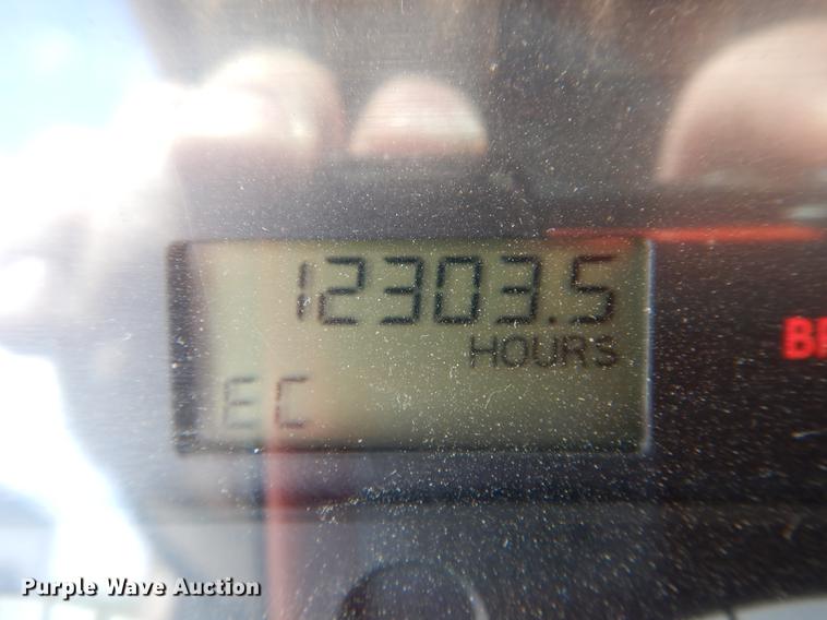 image for item DE8411 2004 Freightliner Columbia semi truck