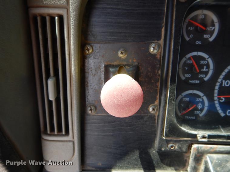 image for item DE8411 2004 Freightliner Columbia semi truck