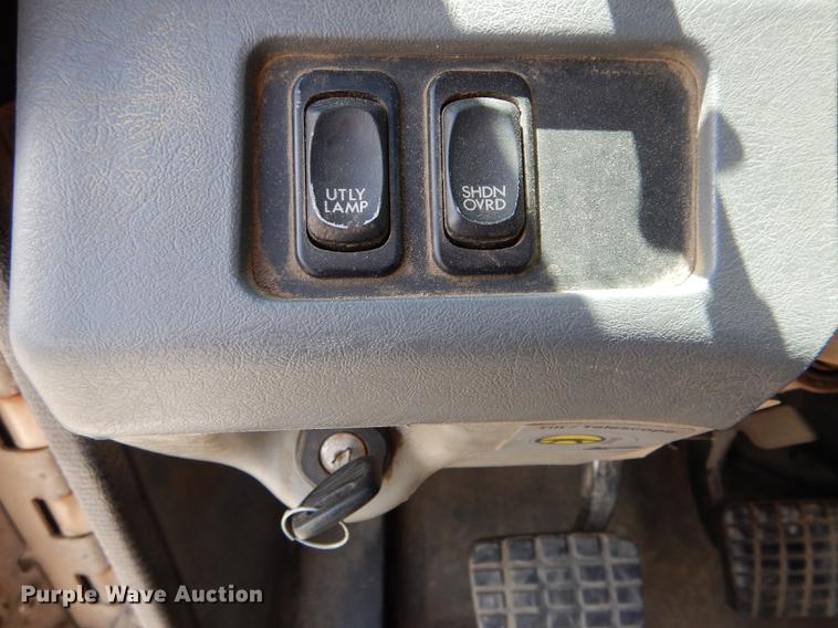 image for item DE8411 2004 Freightliner Columbia semi truck