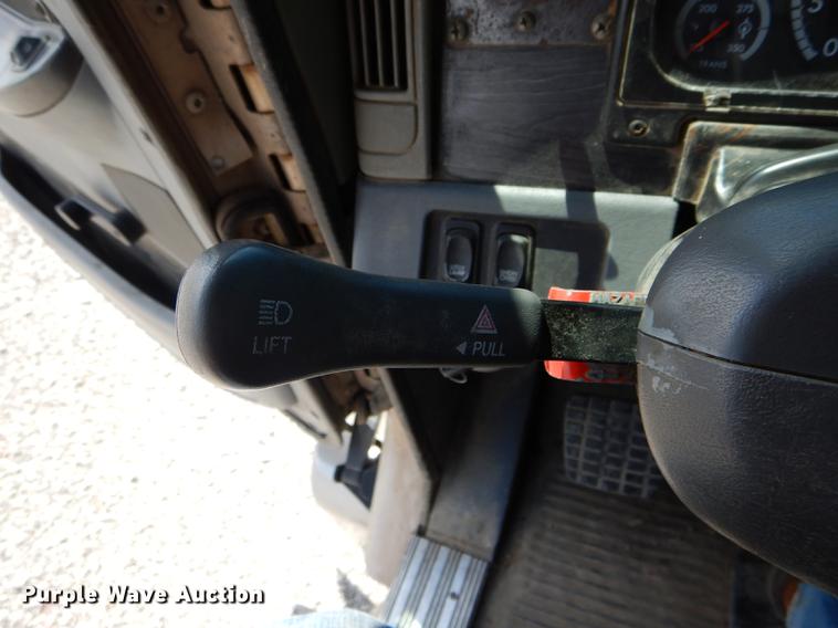 image for item DE8411 2004 Freightliner Columbia semi truck