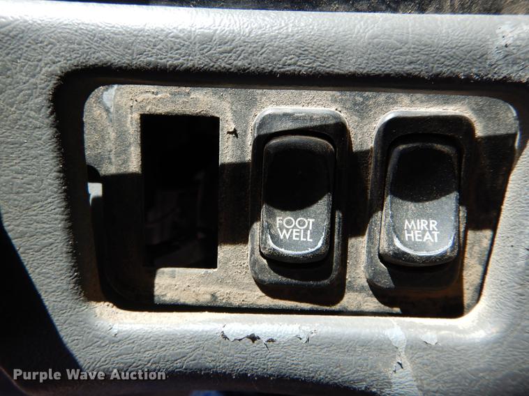 image for item DE8411 2004 Freightliner Columbia semi truck