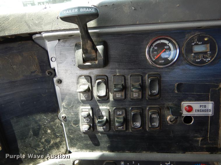 image for item DE8411 2004 Freightliner Columbia semi truck